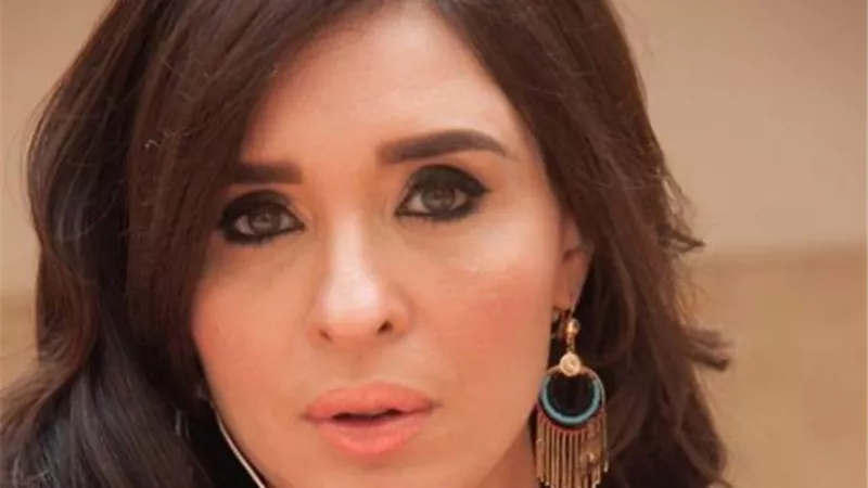 الراقصة دينا تخضع لعملية جراحية وإصابة نجلها