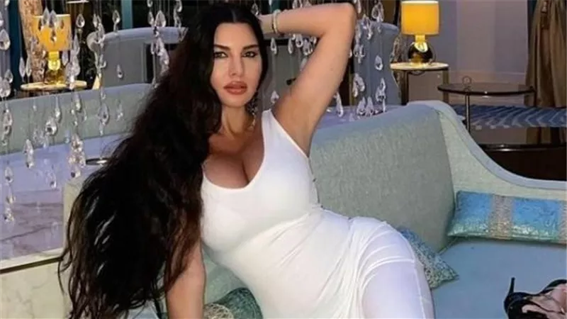 لاميتا فرنجيه تخطف الأنظار بإطلالة مثيرة
