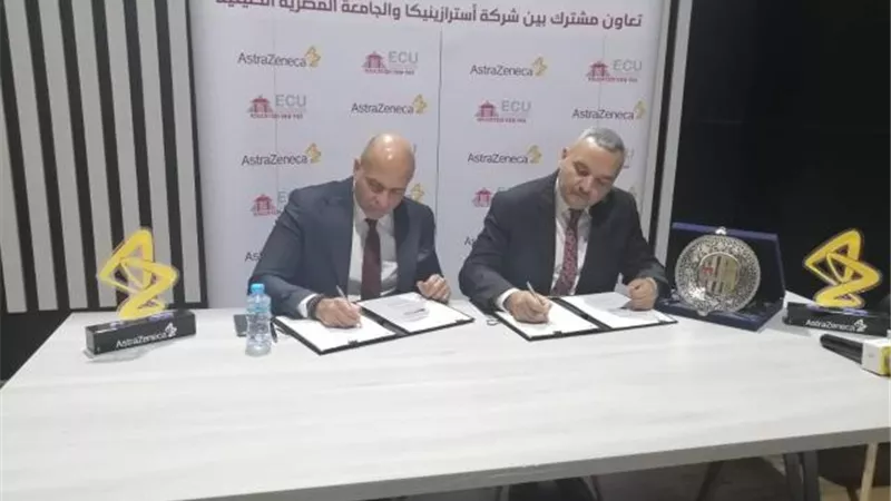 بالصور .. الجامعة المصرية الصينية توقع بروتوكول تعاون مع شركة أسترازينكا