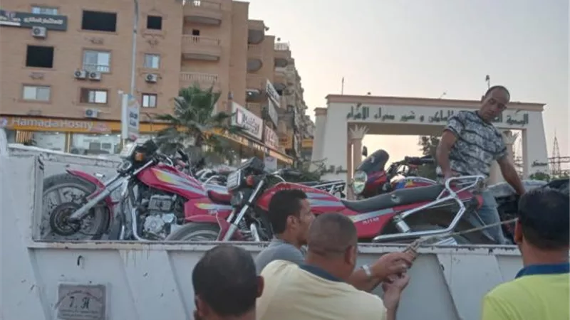 صور وفيديو.. «الجيزة» تنتفض ضد المخالفات وإشغالات الطريق بهضبة الأهرام