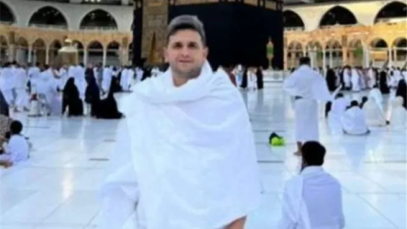 مصطفى خاطر يشارك جمهوره بصورة من داخل الحرم المكى