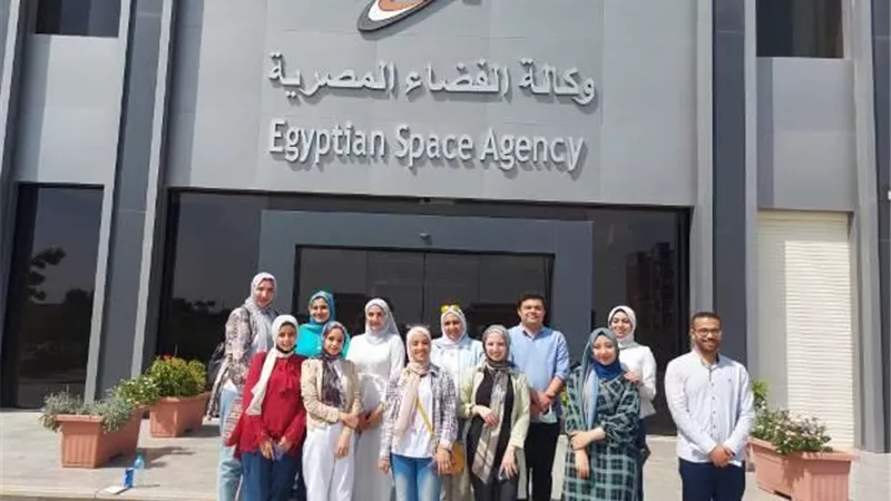 بالصور .. وفد من طلابي الجامعة المصرية الروسية يزور وكالة الفضاء المصرية