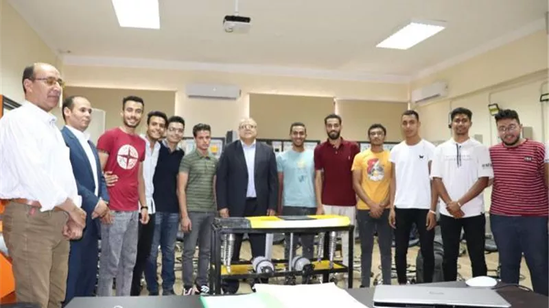 رئيس جامعة الدلتا التكنولوجية يشهد مشاريع الطلاب التطبيقية لبعض المقررات الدراسية