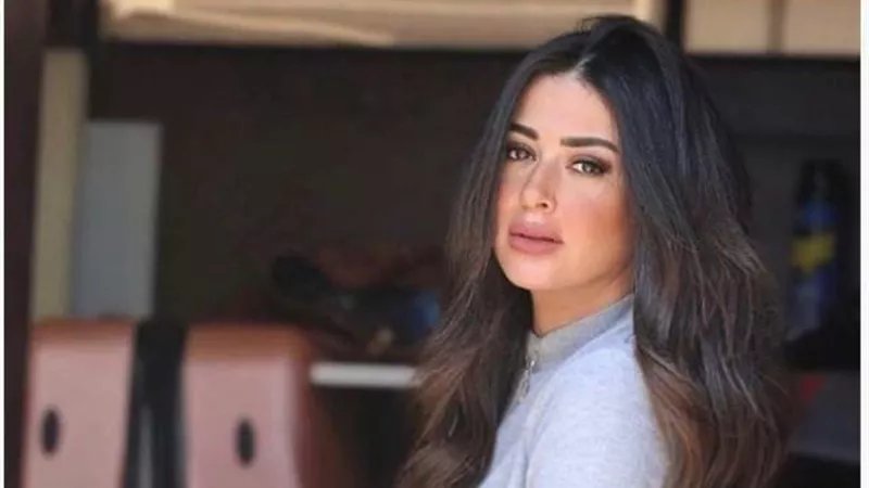 ميرنا نور الدين تستعرض رشاقتها بتمارين رياضية فى ”الجيم”