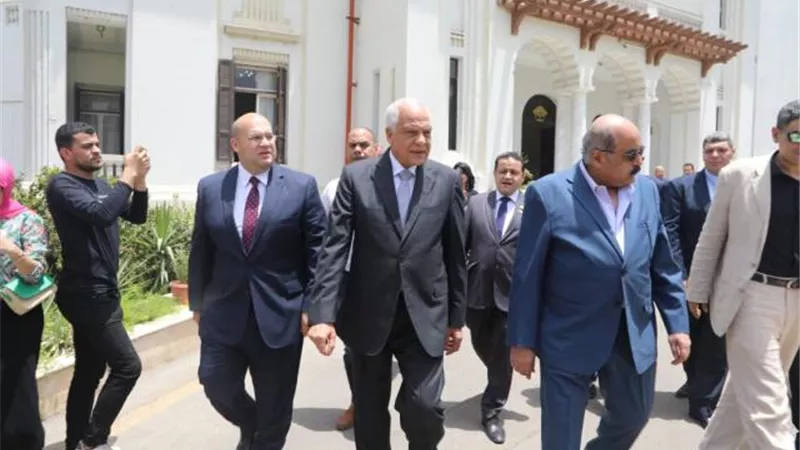 شاهد.. محافظ الجيزة يشهد تسليم 23 سيارة إسعاف جديدة ضمن مبادرة حياة كريمة