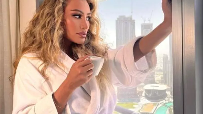 بالروب.. مايا دياب بإطلالة جريئة في أحدث ظهور لها
