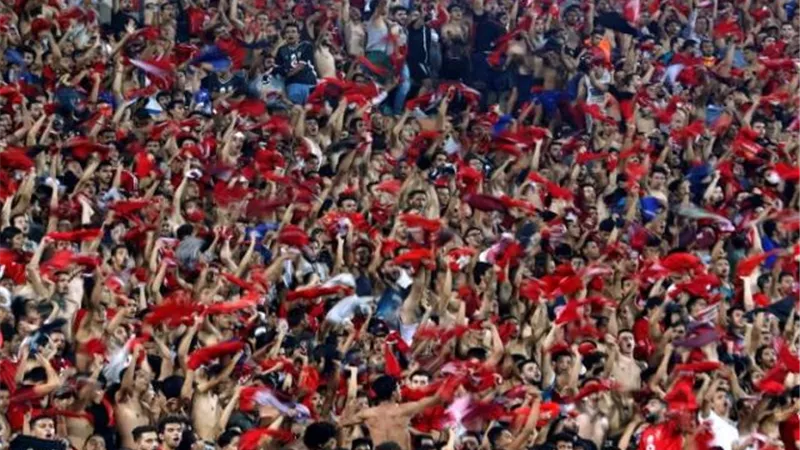 الأمن يخلي المدرجات من جماهير الاتحاد والأهلي