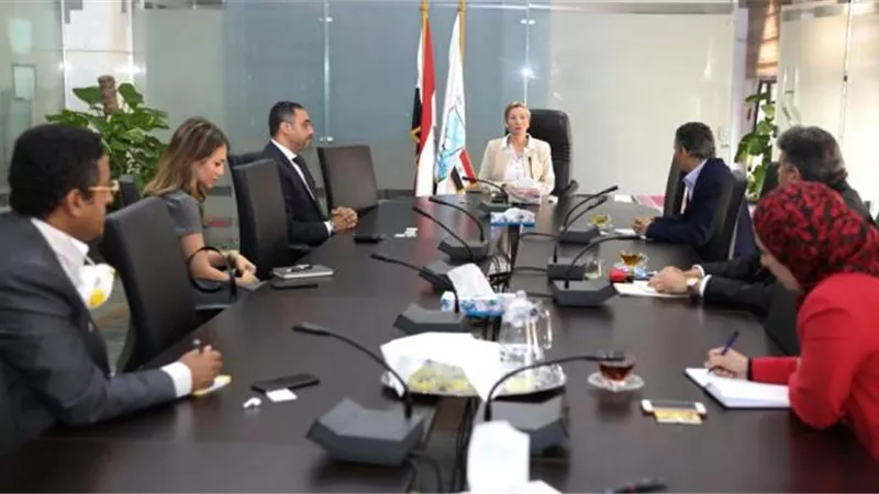 «البيئة» و«فودافون» يوقعان بروتوكول تعاون ..اعرف تفاصيله