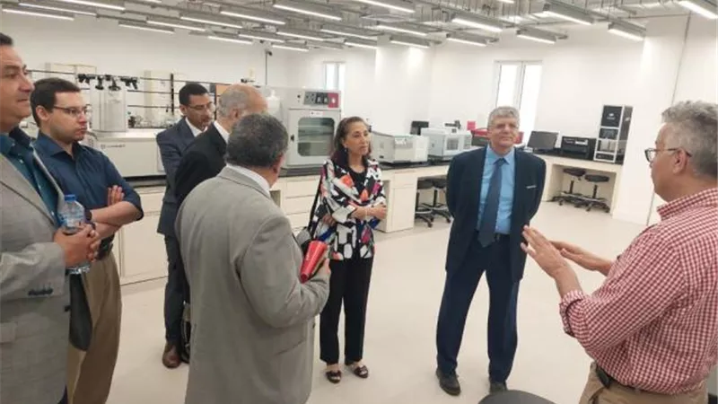 بالصور .. السفير الفرنسى يزور الجامعة المصرية اليابانية