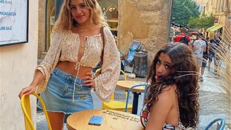 بإطلالة مثيرة.. ابنة عمرو دياب تشعل إنستجرام مع صديقتها