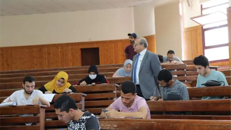بالصور .. رئيس جامعة الدلتا التكنولوجية يُتابع سير اختبارات نهاية العام الدراسى