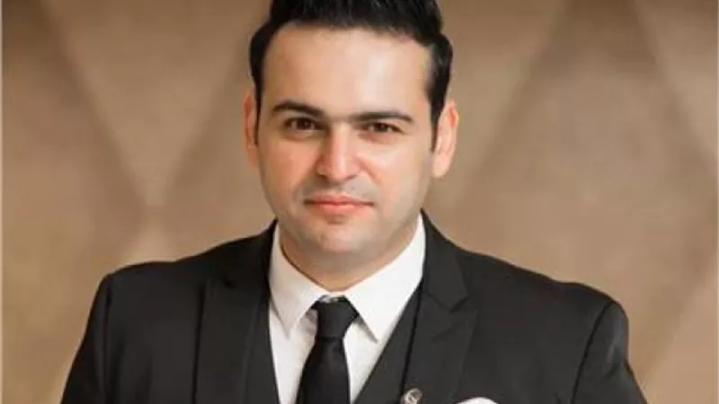 أحمد زكريا يشعل أجواء حفله الأخير بأشهر أغانيه