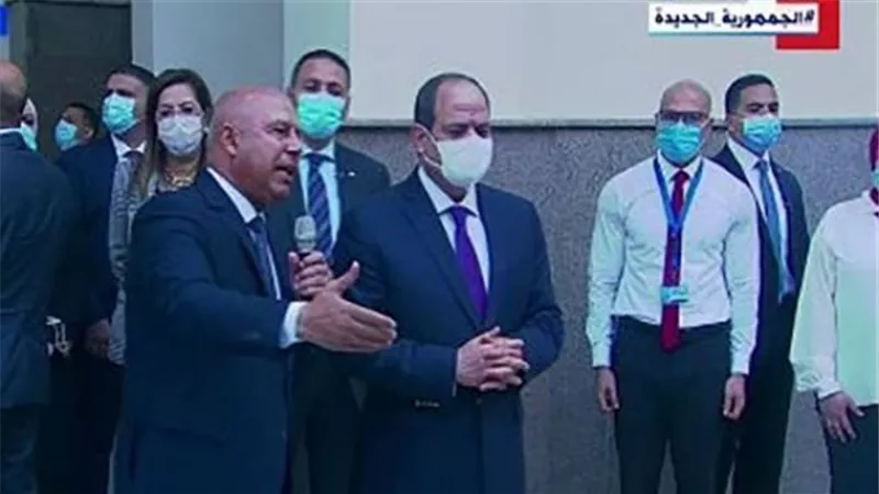 السيسي يتفقد القطار الكهربائى ”إل آر تي”