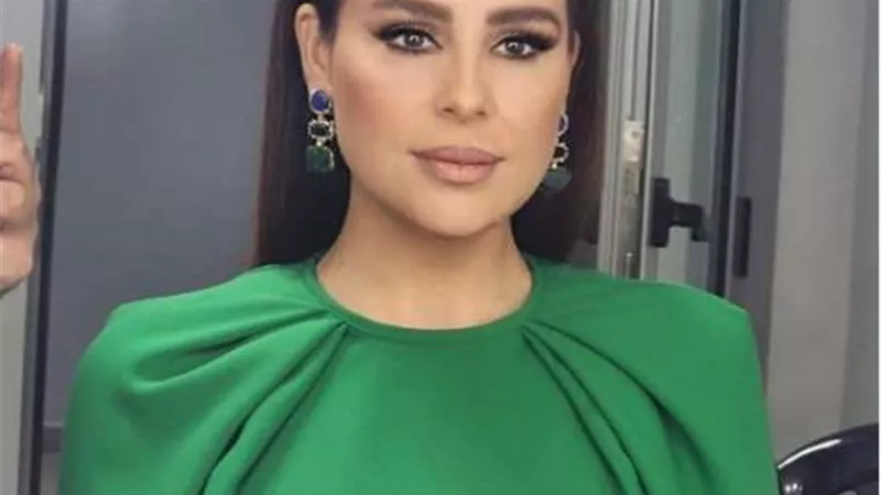 كارول سماحة بفستان أخضر أنيق فى أحدث جلسة تصوير
