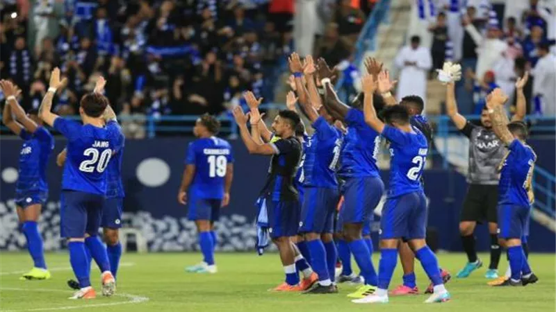 كورونا تضرب الزعيم.. الهلال السعودي يعلن إصابة 11 لاعب