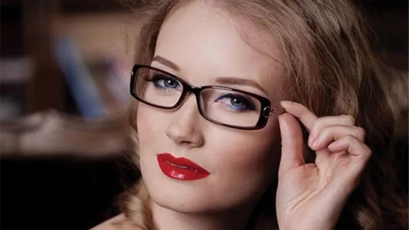 النظارات تساعد في الحماية من الإصابة بـ كورونا.. حقيقة أم شائعة