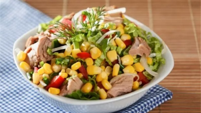 «إزاى تعرفي تعملي سلطة التونة بالأرز ».. إليك الخطوات