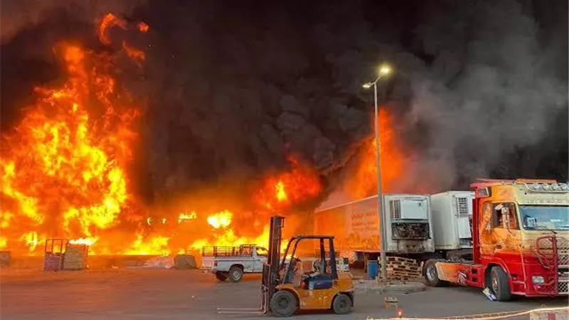 حريق ضخم يلتهم مستودع أخشاب في السعودية