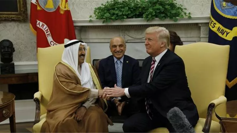 بالصور.. ممثل أمير الكويت يتسلم «وسام الاستحقاق الأمريكي» من ترامب