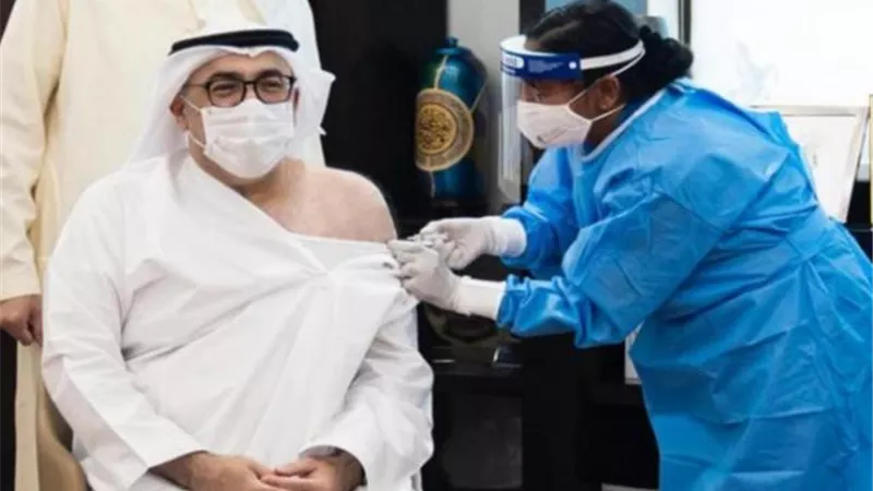 قال إنه آمن وفعال.. حكاية أول مسئول عربي يتلقي لقاح كورونا