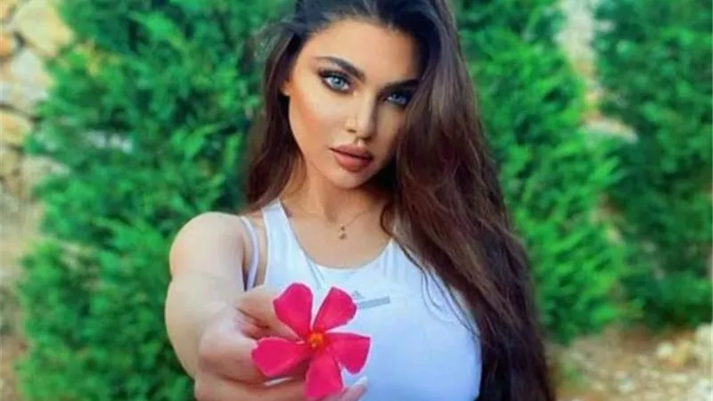 والدتها اتهمتها  بالانجاب سفاحا .. سعد الصغير وصفها بأنها غير طبيعية.. لها قصة مثيرة مع حفيد جمال عبد الناصر.. حكايات ساخنة في حياة المطربة قمر