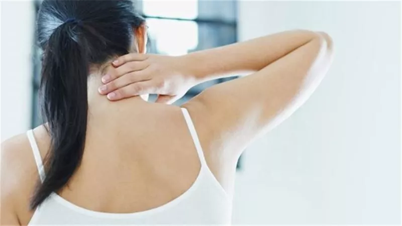 ما هى الروشتة العلاجية المثالية لعلاج ألم الرقبة؟.. تعرفي عليها