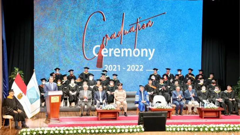 وزير التعليم العالي يشهد حفل تخريج دفعة جامعة العلوم والتكنولوجيا بمدينة زويل 2021/2022