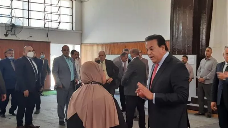 بالصور .. وزير التعليم العالي يتفقد مكتب التنسيق الرئيسي بجامعة عين شمس
