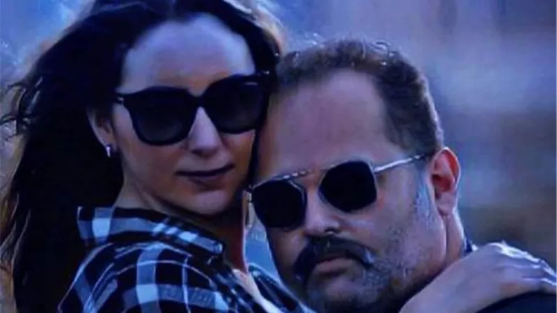 محمد محمود عبد العزيز يهني خطيبته بعيد ميلادها