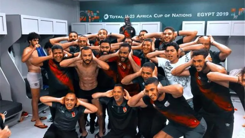 لاعبو الأهلي يحتفلون بالدرع 42 على طريقه مؤمن زكريا