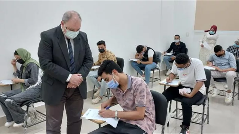 رئيس جامعة بنى سويف التكنولوجية يواصل تفقد لجان اختبارات القدرات