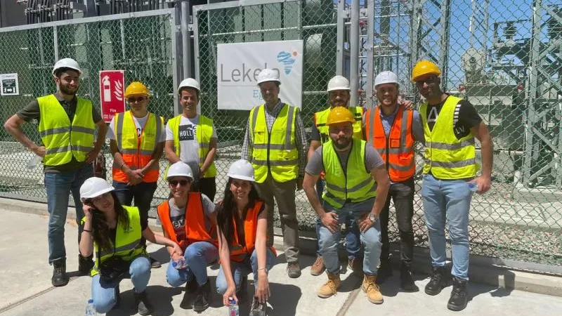 بالصور .. لقاء علمي لطلاب الجامعة الألمانية بالقاهرة بمزارع الرياح في رأس غارب