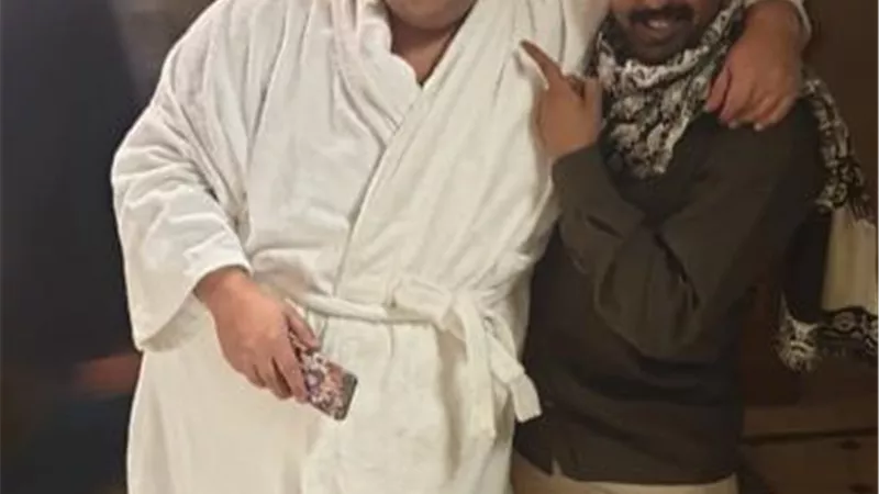 شيكو يداعب جمهوره بصورة من كواليس مسلسل ”اللعبة”