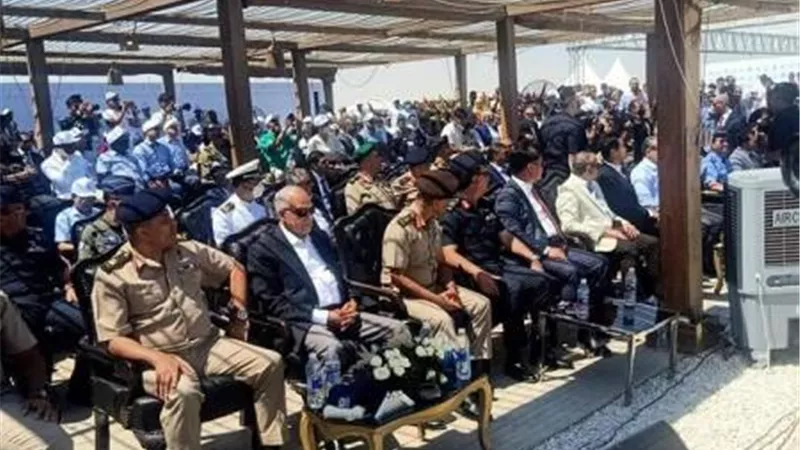بالفيديو.. محافظ الجيزة يشهد عرض جوي مبهر بالأهرامات