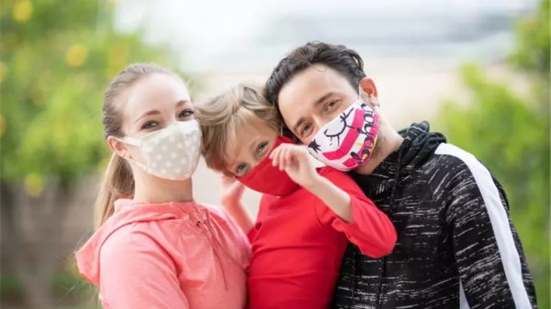 حيلة سحرية لتحفيز الطفل على ارتداء الكمامة طوال اليوم.. تعرفي عليها