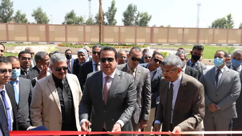 بالصور .. وزير التعليم العالي يتفقد المعامل البحثية بمركز بحوث وتطوير الفلزات