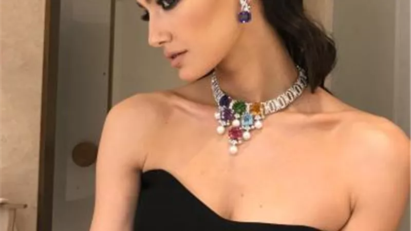 بفستان أسود مفتوح.. تارا عماد بإطلالة براقة بأحدث ظهور لها