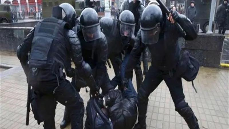 بيلاروسيا تعتقل 442 متظاهرًا خلال احتجاجات للمطالبة بتنحي لوكاشينكو