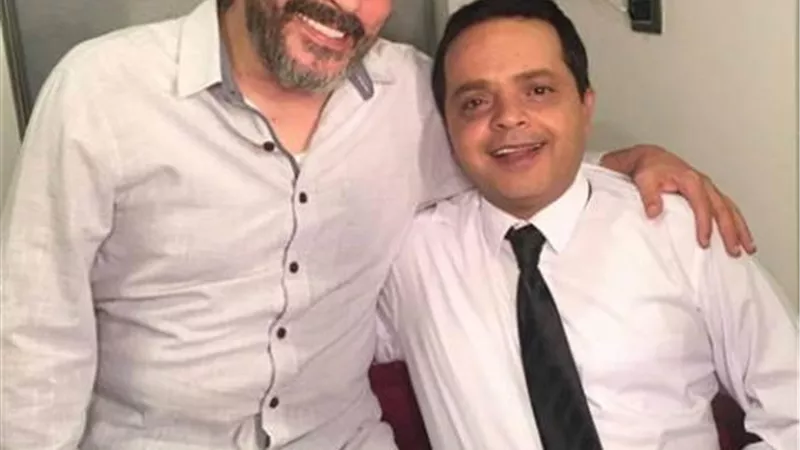 بالصورة.. محمد هنيدي يحتفل بإنتهاء تصوير ”النمس والأنس” بصحبة فريق العمل