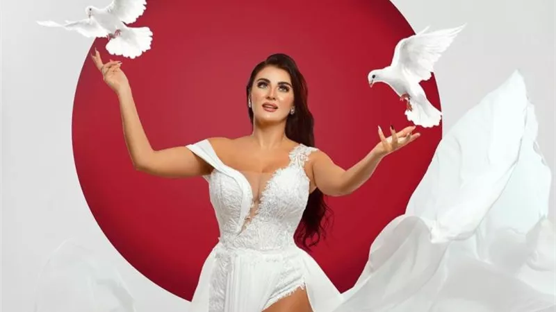 صوفينار تستعرض جمالها بإطلالة جريئة