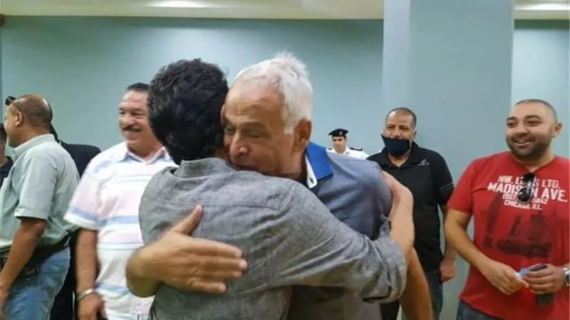 رئيس سموحة يضرب بالاجراءات الاحترازية عرض الحائط ويعانق سامى عقب الفوز