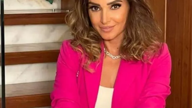 روجينا بإطلالة كلاسيكية جديدة فى أحدث جلسة تصوير