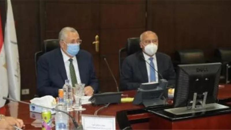 كامل الوزير يبحث مع وزير الزراعة ربط المناطق الزراعية بمشروعات الطرق