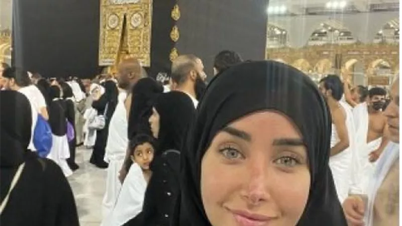 بالصور.. هنا الزاهد تؤدى مناسك العمرة من أمام الكعبة المشرفة