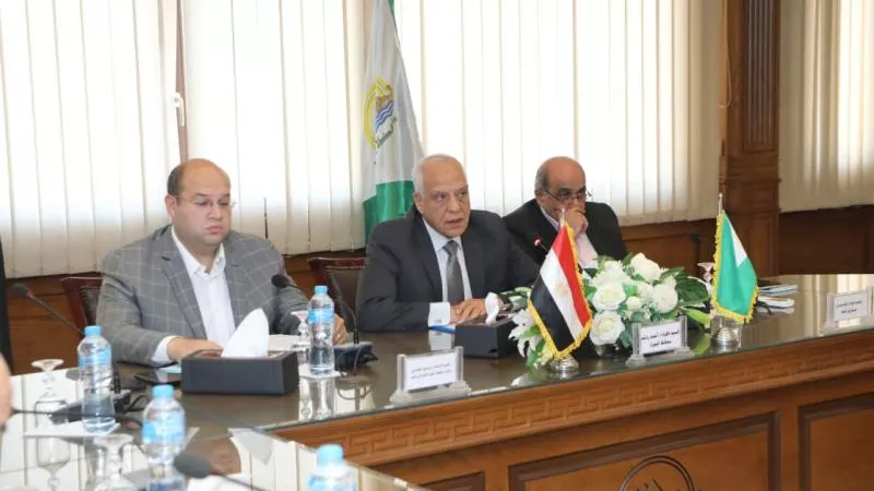 مدارس جديدة وطفرة تنموية بالقرى.. كواليس لقاء محافظ الجيزة مع نواب البرلمان