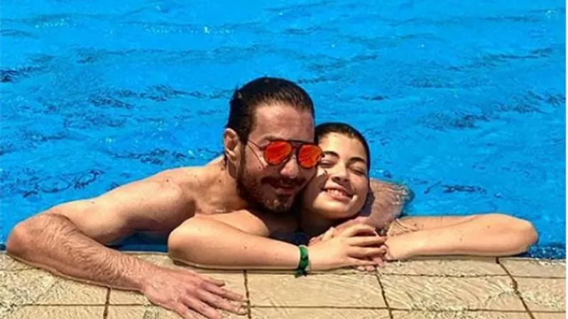 بالفيديو.. ليلى أحمد زاهر تتغزل في والدها بـ ”أماكن السهر” لـ عمرو دياب