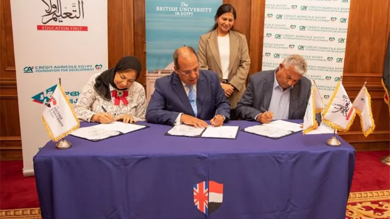 رئيس الجامعة البريطانية يوقع بروتوكول تعاون ثلاثي بين مؤسسة التعليم أولًا وكريدي أجريكول للتنمية