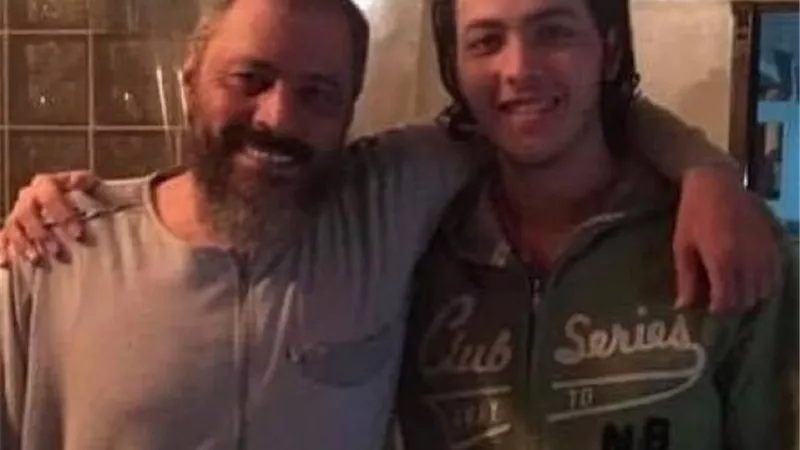 عمرو عبد الجليل ينشر صورة بصحبة ابنه ويعلق: حبيب قلبي