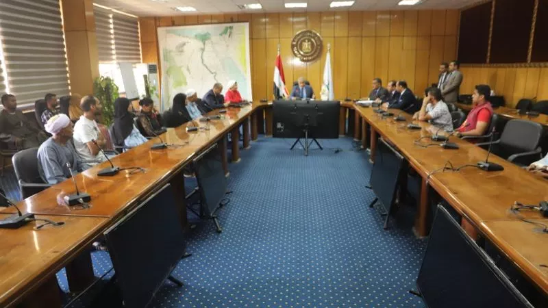 صور.. وزير القوى العاملة يُسلم تعويضات لأسر من  العمالة غير المنتظمة