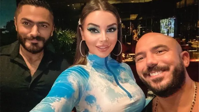 شاهد.. تامر حسني ومحمود العسيلي برفقة الراقصة جوهرة
